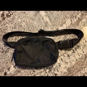 Lululemon Everywhere Belt Bag in black